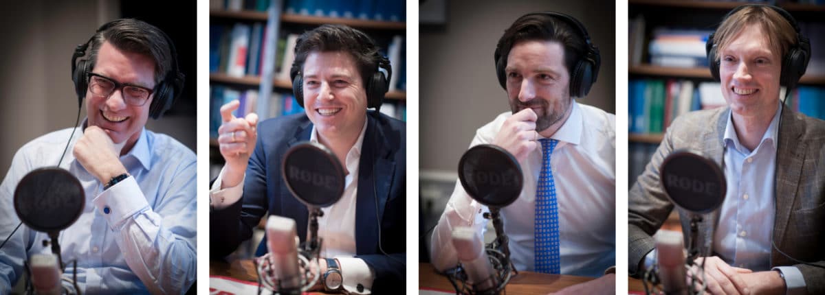 Advocaat Arno, Daan, Thomas en Jørgen zijn een podcast aan het opnemen.