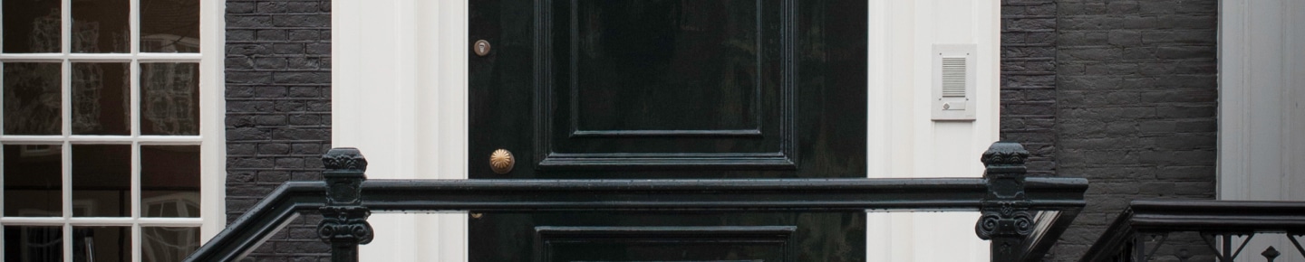 Detailfoto van de voordeur van het kantoor aan de Herengracht in Amsterdam.