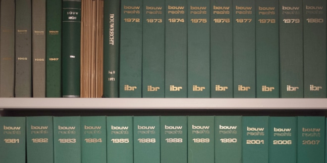 Een boekenkast met bouwrecht boeken van 1972 tot en met 2007.